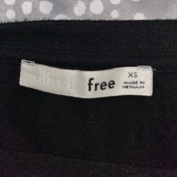 Aritzia long sleeve shirt black, cropped with “knot” at front - Picture 4 of 4